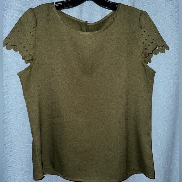 SHEIN Essnce Keyhole Back Laser Cut Top - Picture 2 of 7